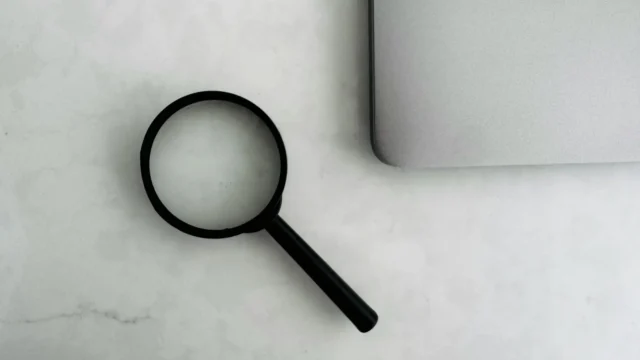 AI चैटबॉट बातें क्यों गढ़ते हैं, और किसी भी AI जवाब की जाँच कैसे करें