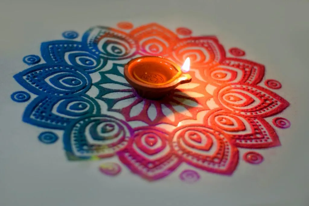 शुरुआती लोगों के लिए आसान रंगोली डिज़ाइन: डॉट्स, फ़्रीहैंड, फूल और कोलम आइडिया