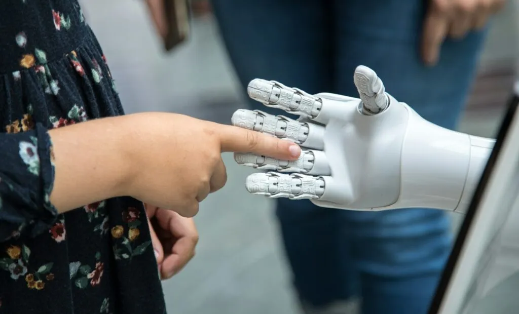 AI से लिखा टेक्स्ट कैसे पहचानें (और AI डिटेक्टर अक्सर गलत क्यों निकलते हैं)