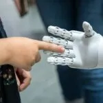 AI से लिखा टेक्स्ट कैसे पहचानें (और AI डिटेक्टर अक्सर गलत क्यों निकलते हैं)