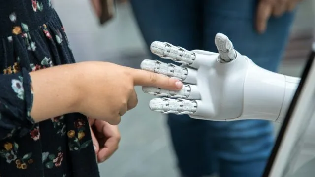 AI से लिखा टेक्स्ट कैसे पहचानें (और AI डिटेक्टर अक्सर गलत क्यों निकलते हैं)