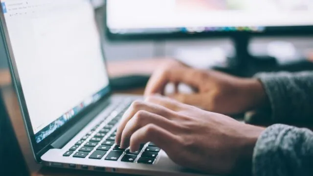 बेहतर AI प्रॉम्प्ट कैसे लिखें: उदाहरणों के साथ 5-भाग का फ्रेमवर्क